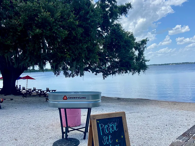 Seafood restaurant Salt Shake right by the beach of Lake Minneola