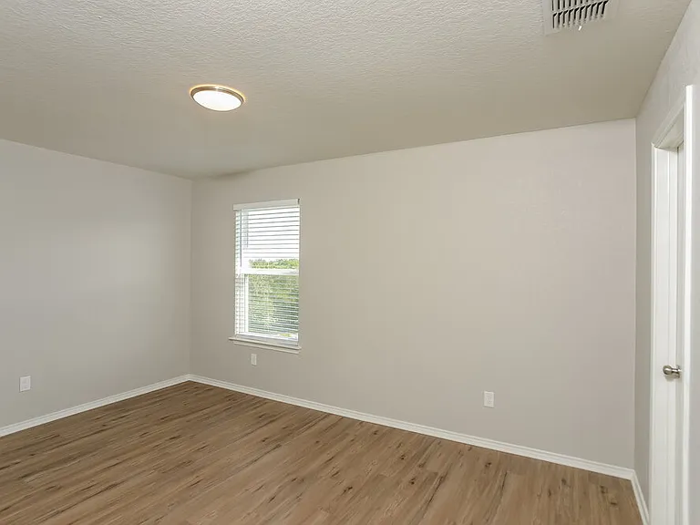 27402 Emilie Cyn — Photo 13