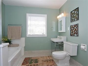 2nd image of 3163 Land Park Dr