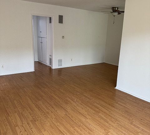 4th image of 725 N Sycamore Ave #19