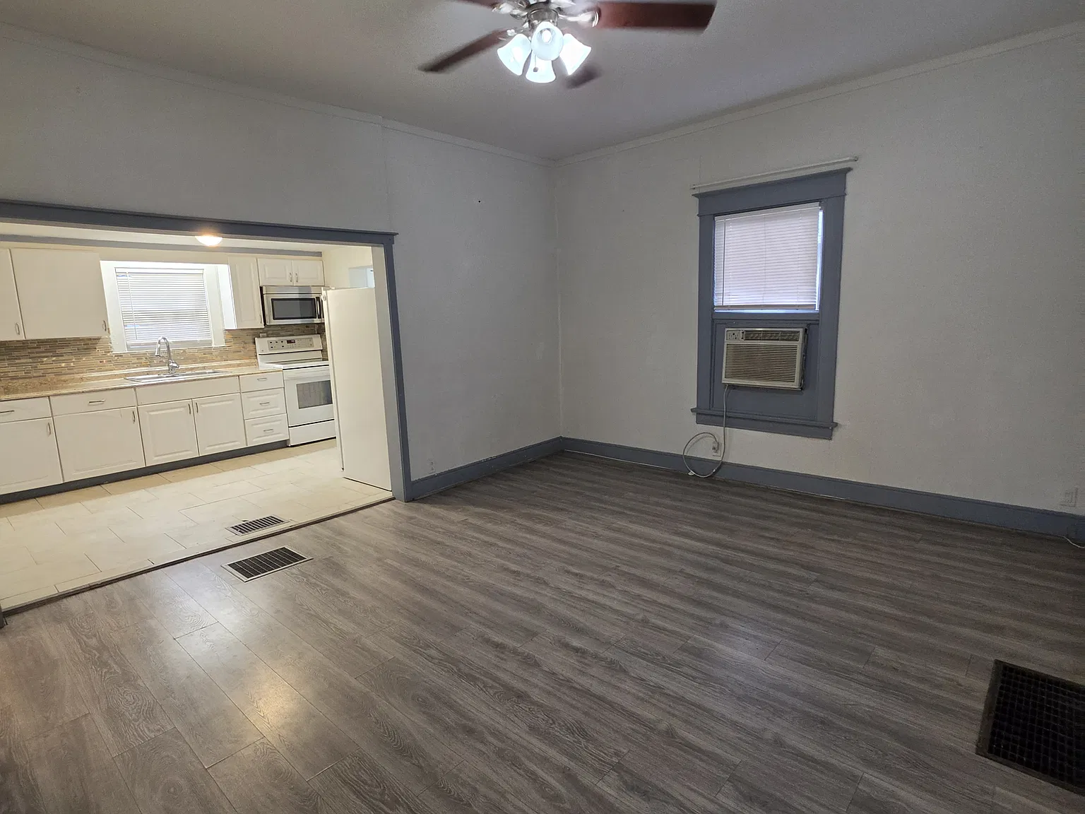 3 bed, 988 sqft, $1,350 — Photo 3