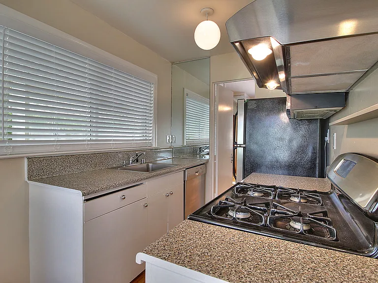 884 Park Dr — Photo 10