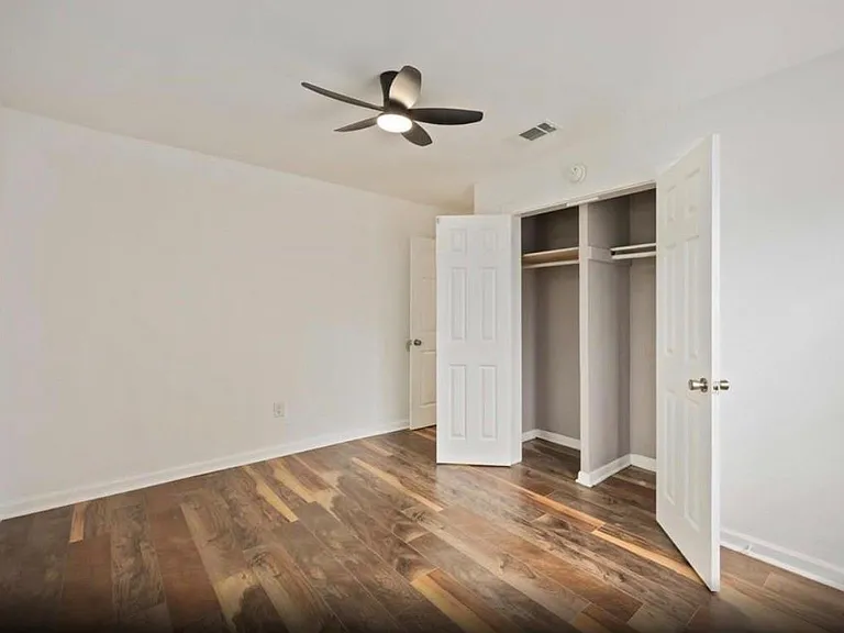 6043 Lyndhurst Dr — Photo 4