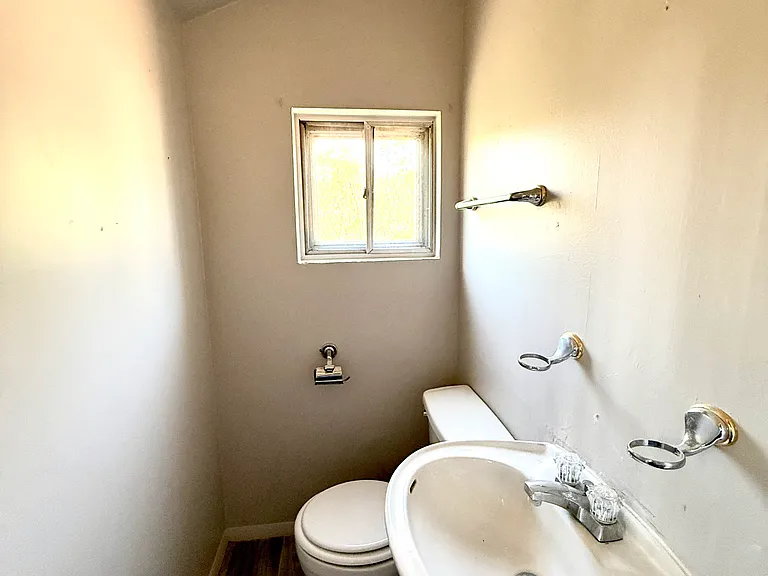 304 Lillian Ln — Photo 16