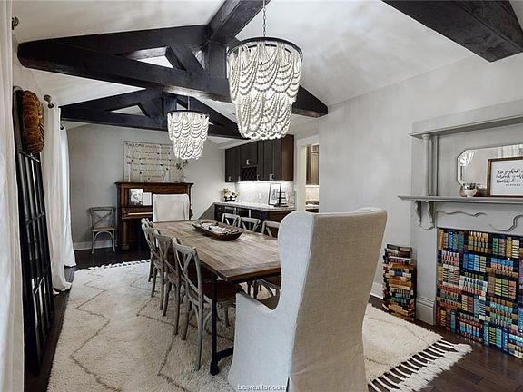 3rd image of 1025 Rose Cir