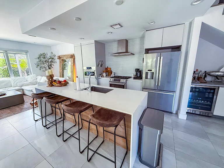 590 SW 6th Ave — Photo 3