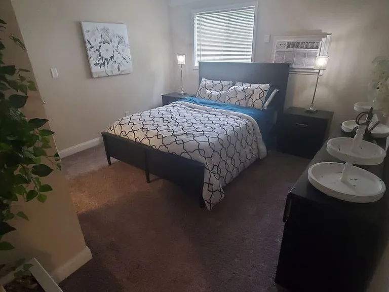 Saratoga Apartments - STA — Photo 12
