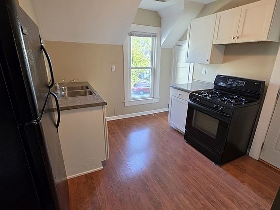 2nd image of 928 State St #2