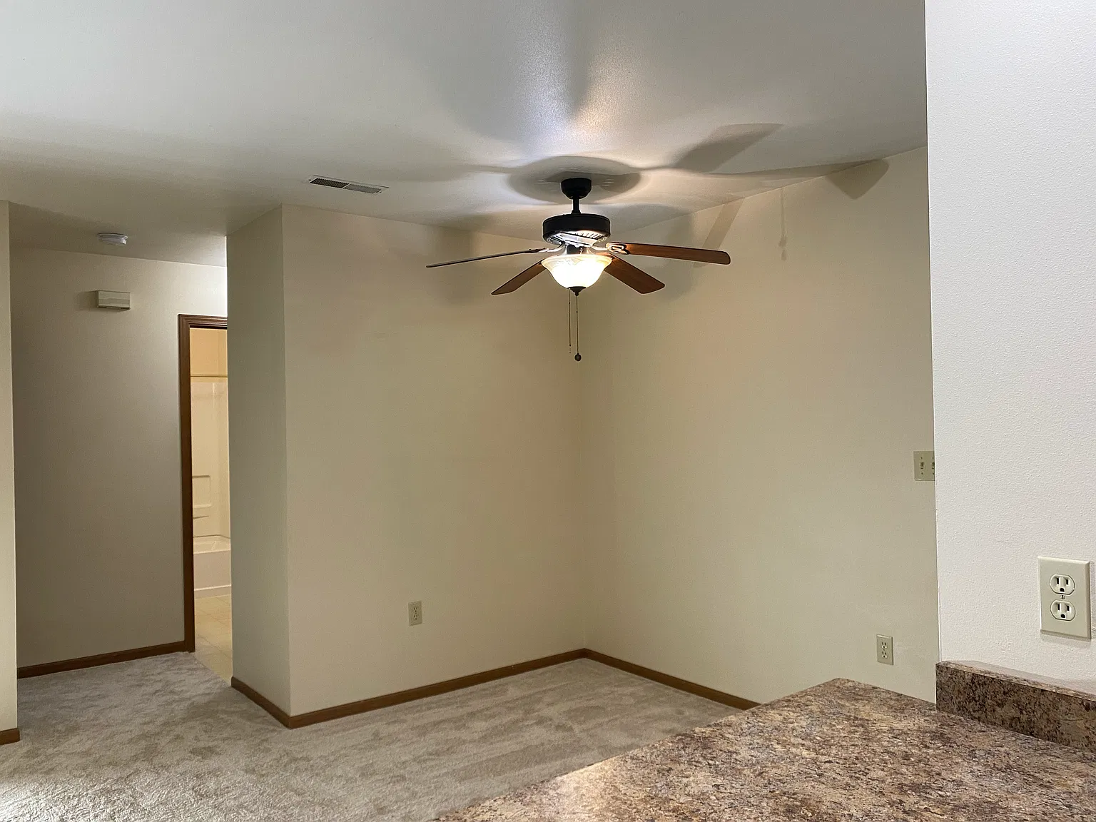 2 bed, 1000 sqft, $1,275 — Photo 4