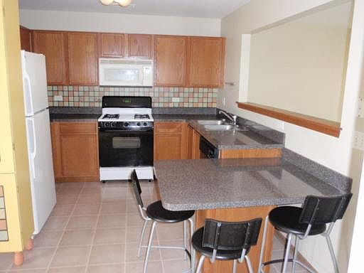 3rd image of 927 N Four Seasons Blvd