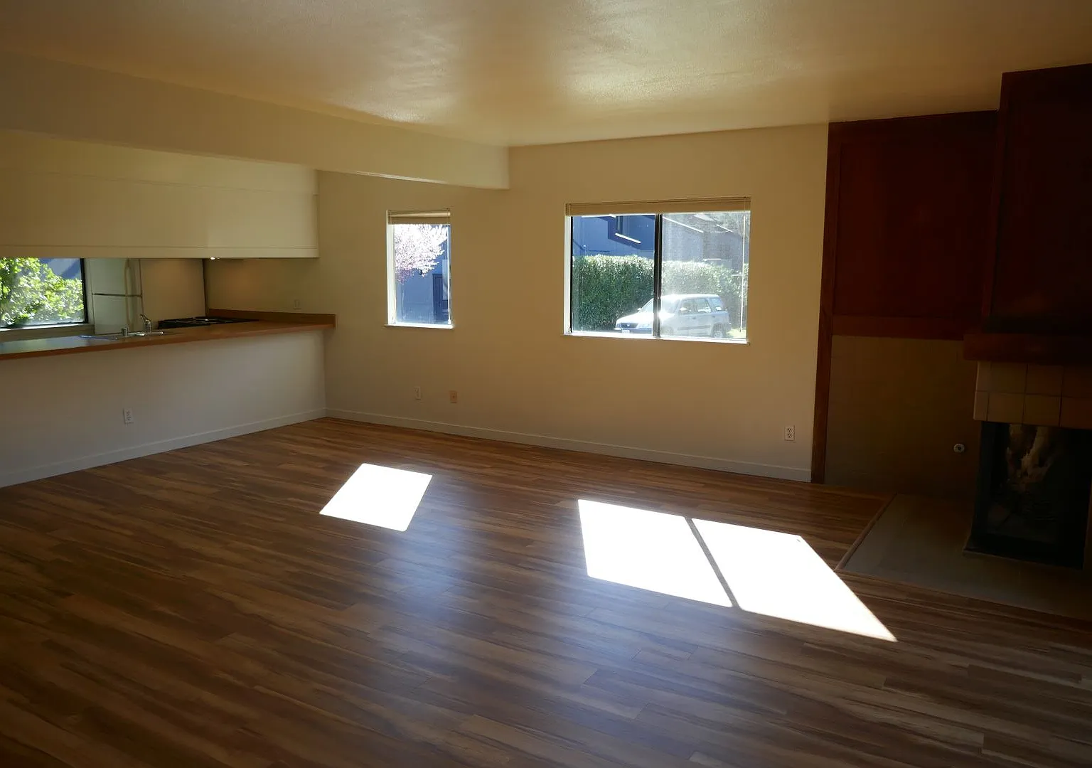 Large Three Bedroom Two And Half Bath End Unit Condo Townhome In Canon Village — Photo 4