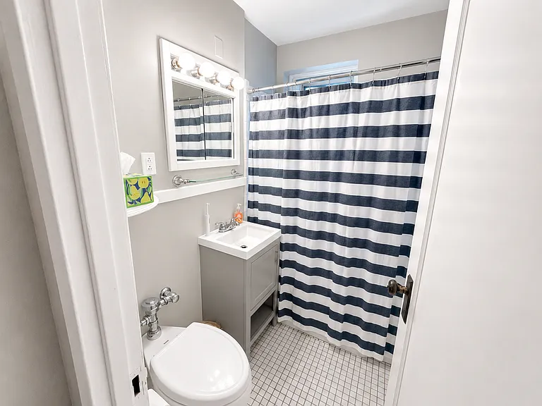 135 Farragut Rd #18 — Photo 8