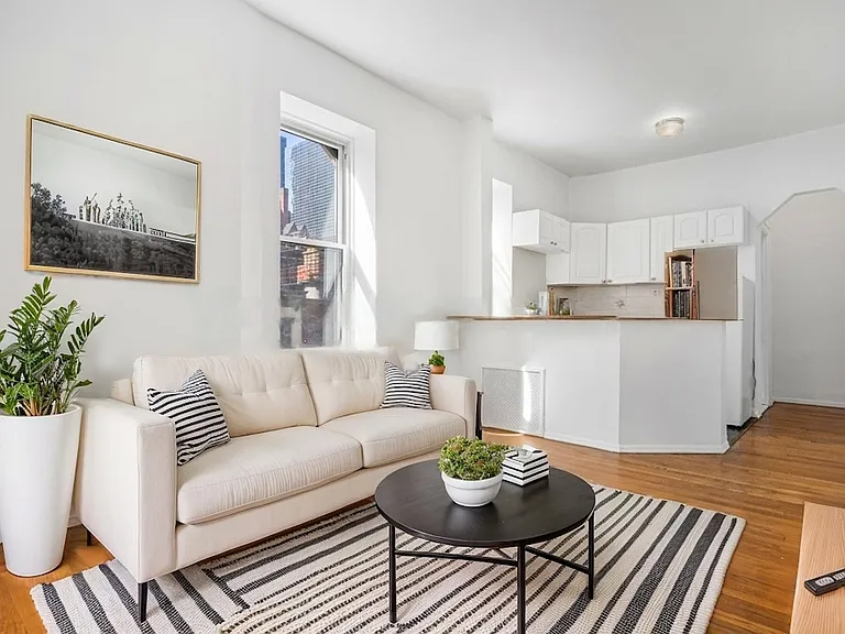 251 E 52nd St #3C — Photo 1