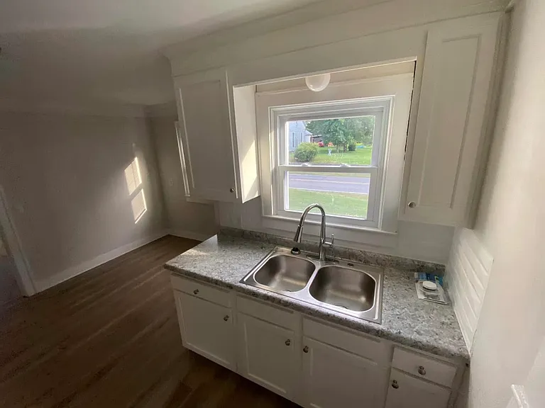 327 S Greensburg St — Photo 2