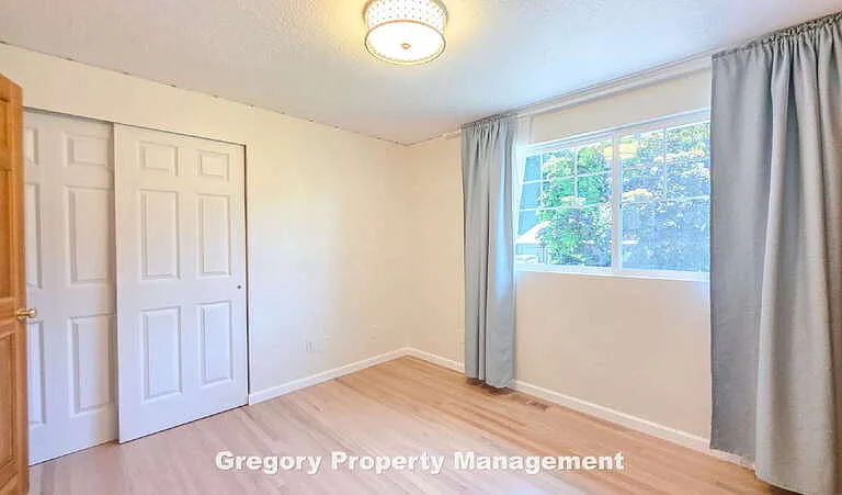 11204 NE 58th Pl — Photo 33