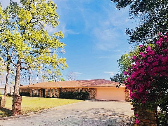 3rd image of 204 Primrose Ln