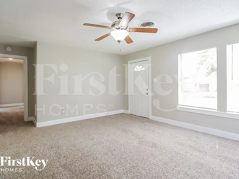 706 E Humble St — Photo 3