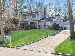 18 Villanova Ln, Dix Hills, NY 11746