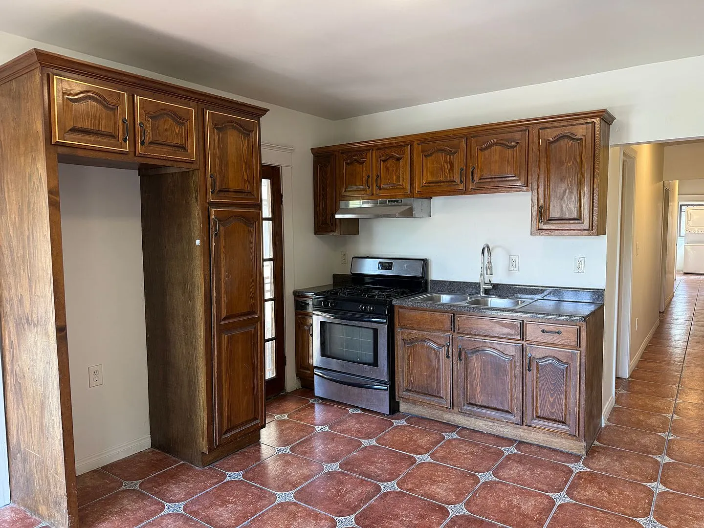 2646 Kenwood Ave — Photo 4