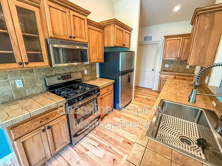 2328 E Satterfield St — Photo 12