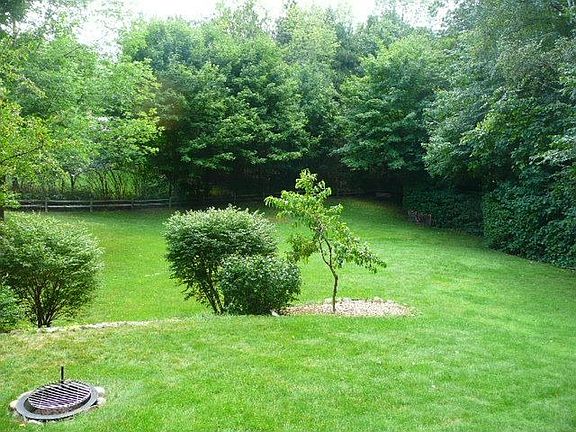 3rd image of 1086 Quaker Valley Dr
