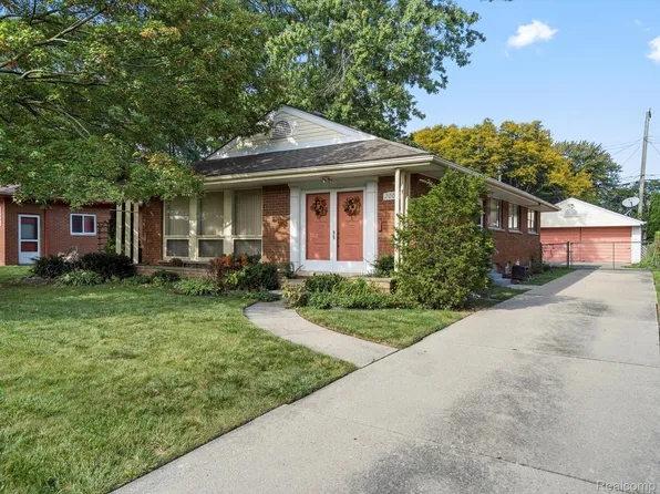 20005 Lennon St, Harper Woods, MI 48225