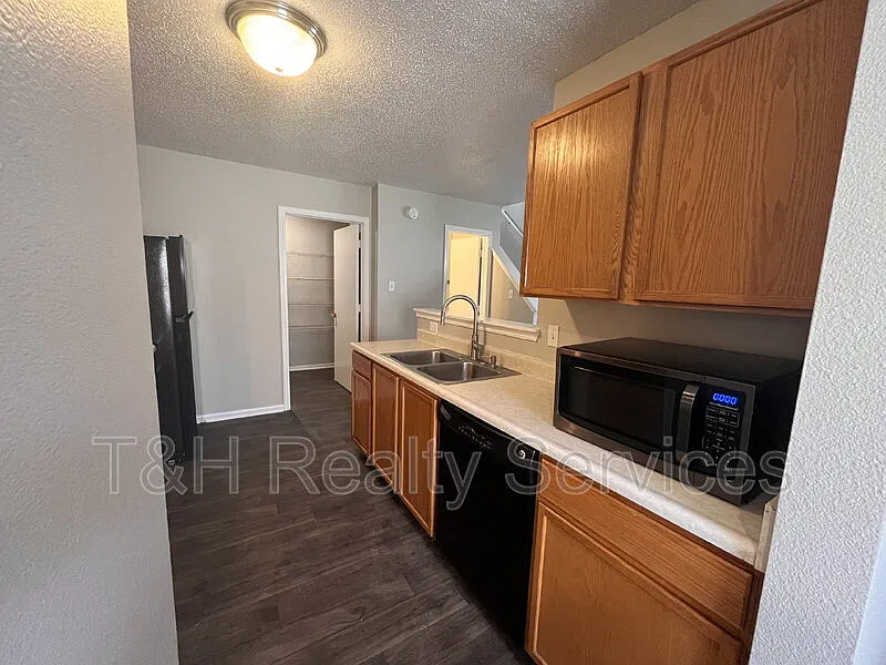 4 bed, 2.5 bath, 1804 sqft, $1,940 — Photo 4