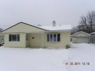 2 Robin Rd, Carpentersville, IL 60110