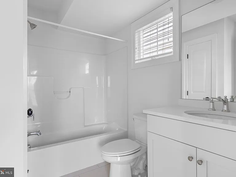 619 W Mulberry St — Photo 23