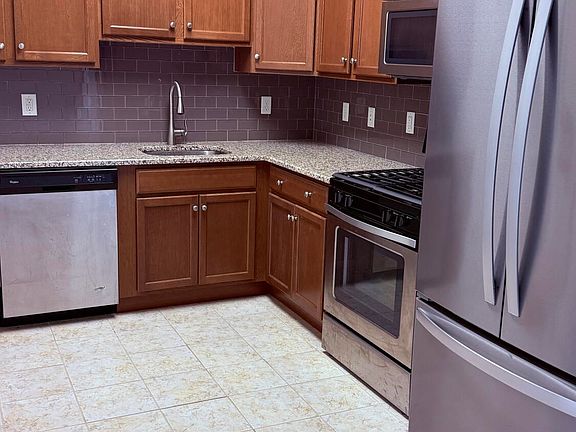 5th image of 1133 Halifax Pl