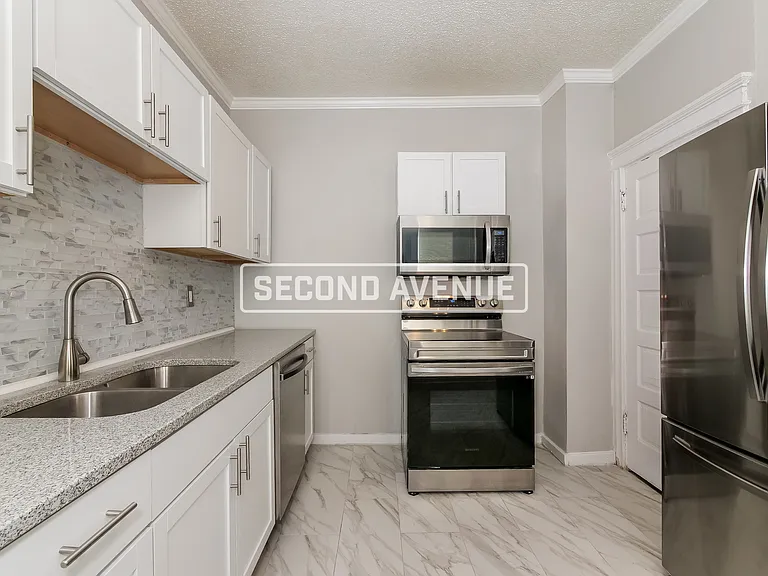 2530 Mersington Ave — Photo 2