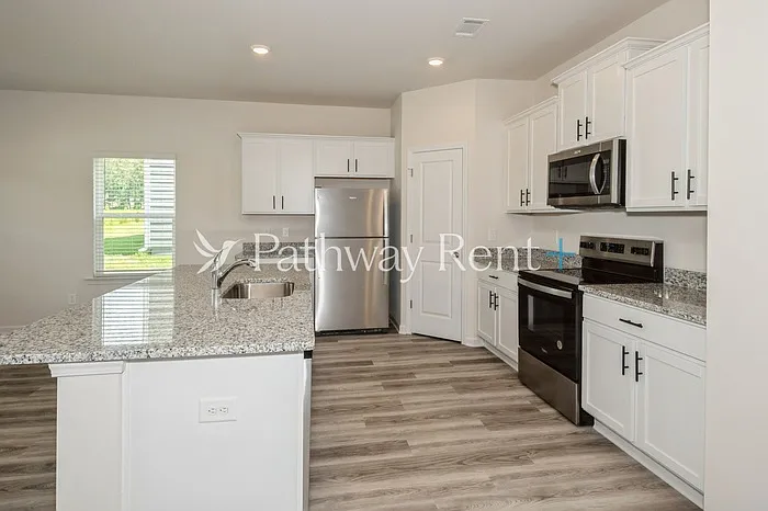 612 Mackenzie Cv — Photo 4