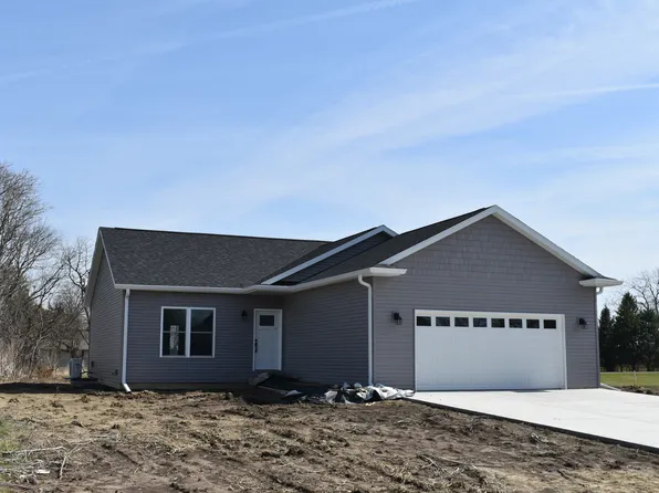 225 S Pine St, El Paso, IL 61738