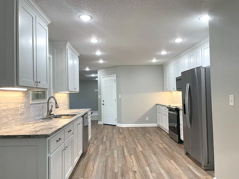 1902 Laura Ln — Photo 2