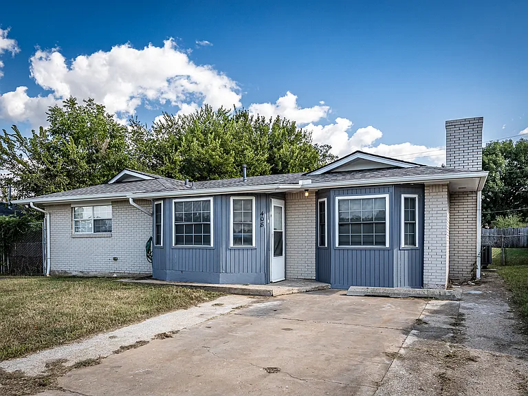 408 NW Woodridge Dr — Photo 1
