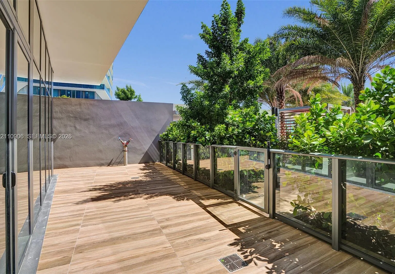 Oasis Hallandale — Photo 2