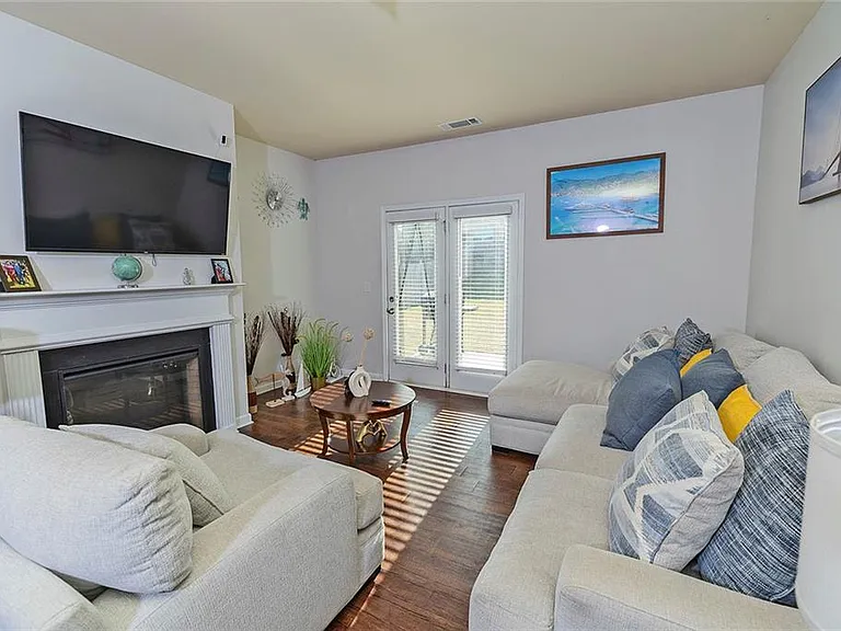 2084 Sawgrass Dr — Photo 3