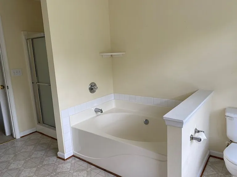 6108 Shrewsbury Sq — Photo 13