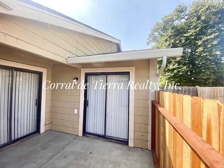 47 Julia Ave — Photo 8