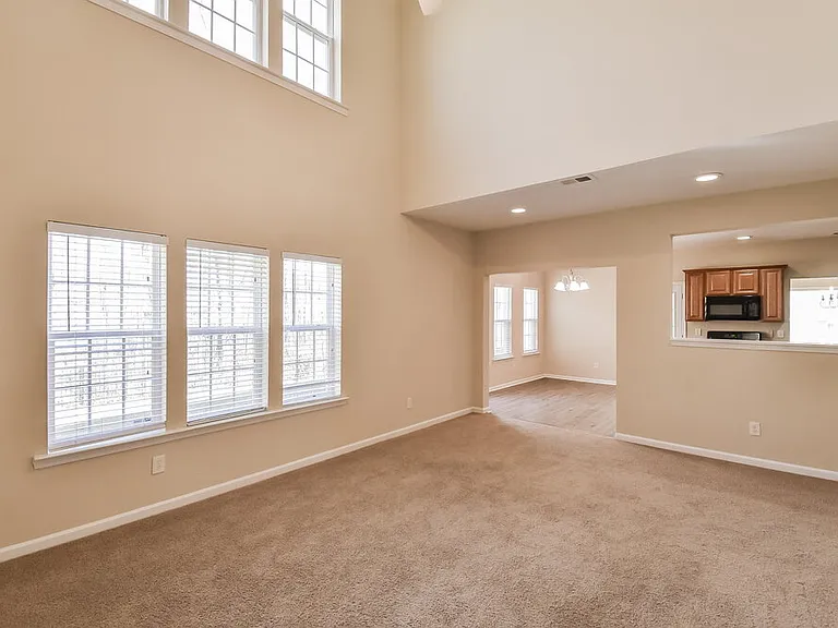 1061 Southwood Dr — Photo 4