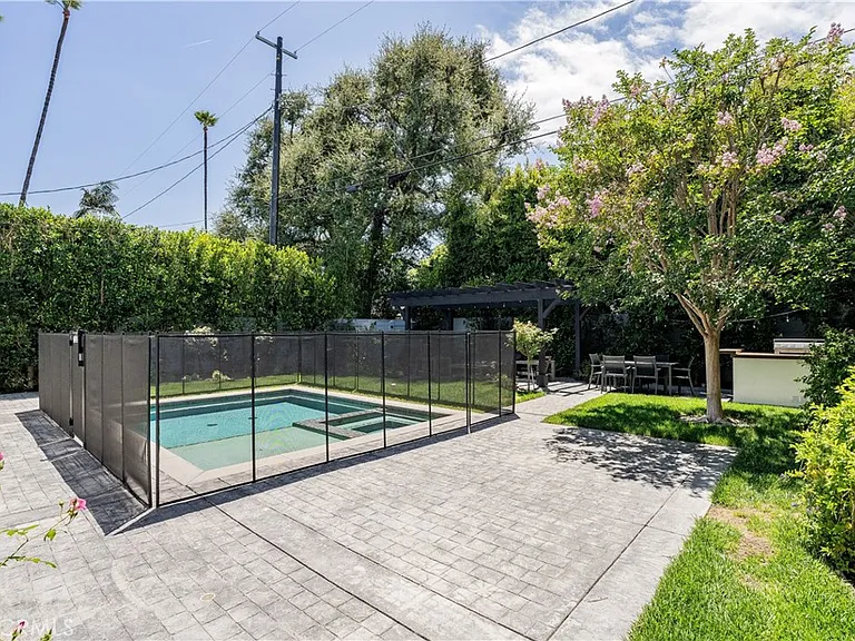 4435 Camellia — Photo 41
