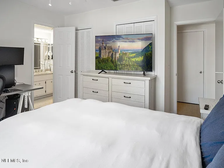 8012 Hollyridge Rd #17U — Photo 17
