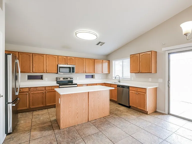 1114 E Fraktur Rd — Photo 8