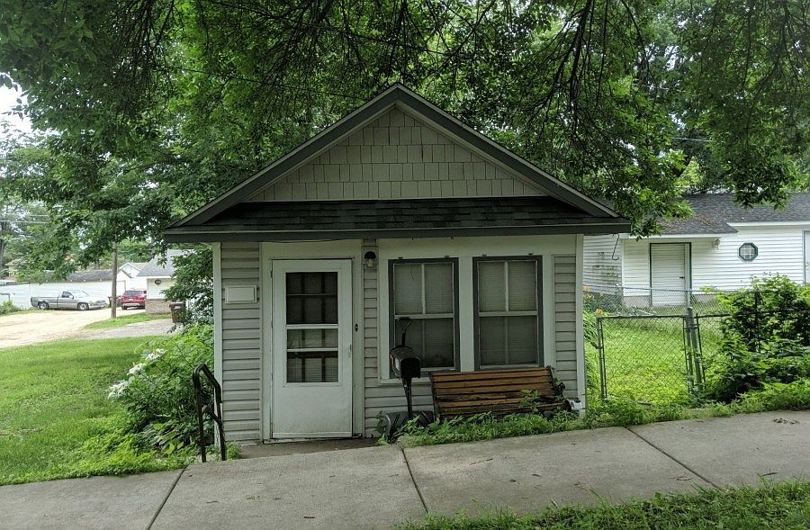 1st image of 715 Sibley St
