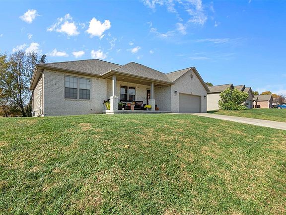 3rd image of 1003 Hillcrest Dr