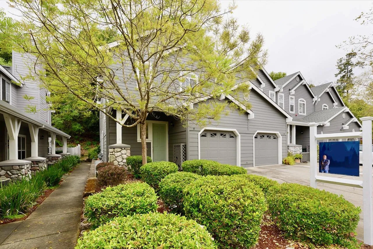 8 Flora Ln photo 1