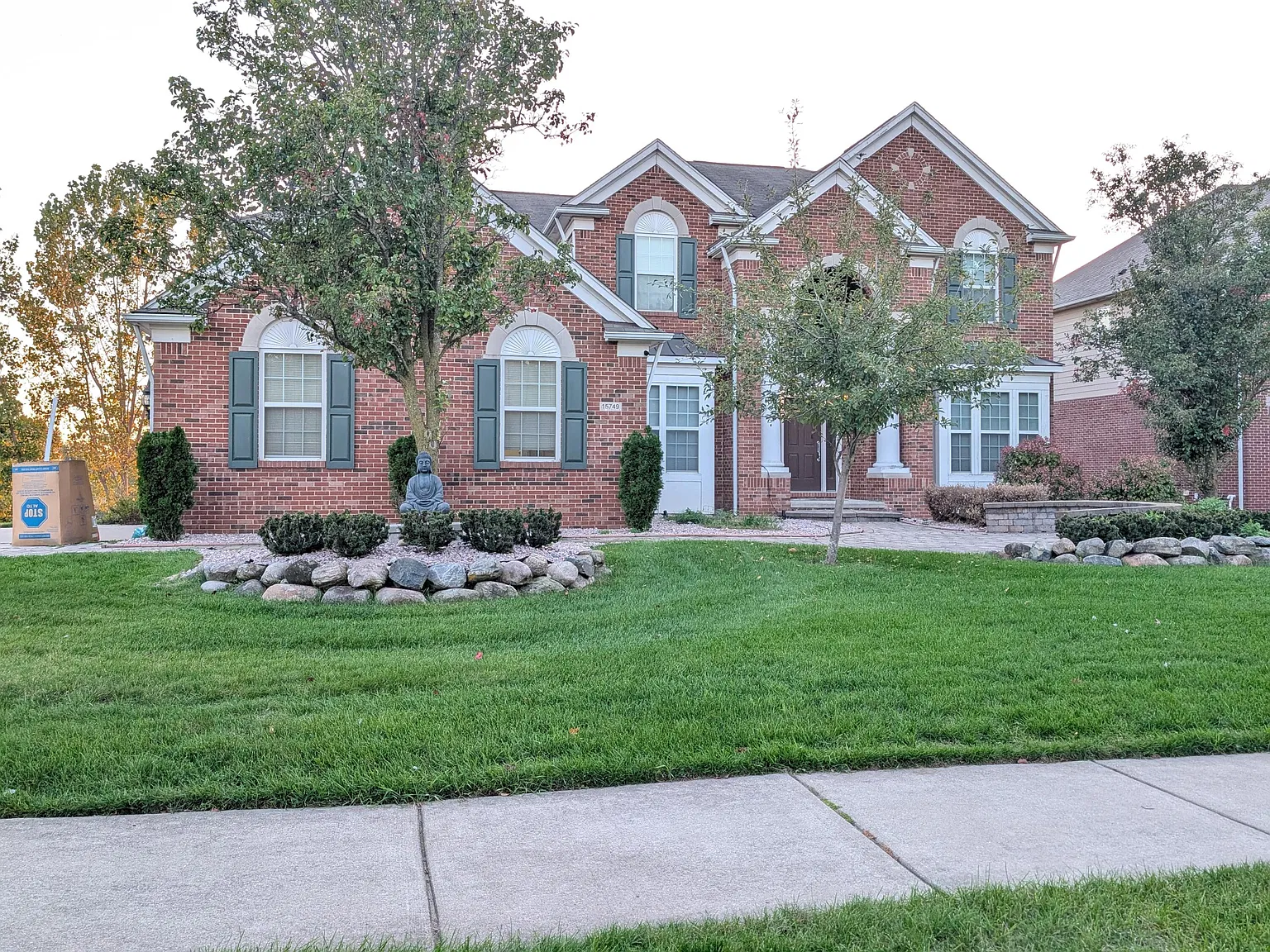 5 bed, 5.0 bath, 4857 sqft, $4,800 — Photo 3