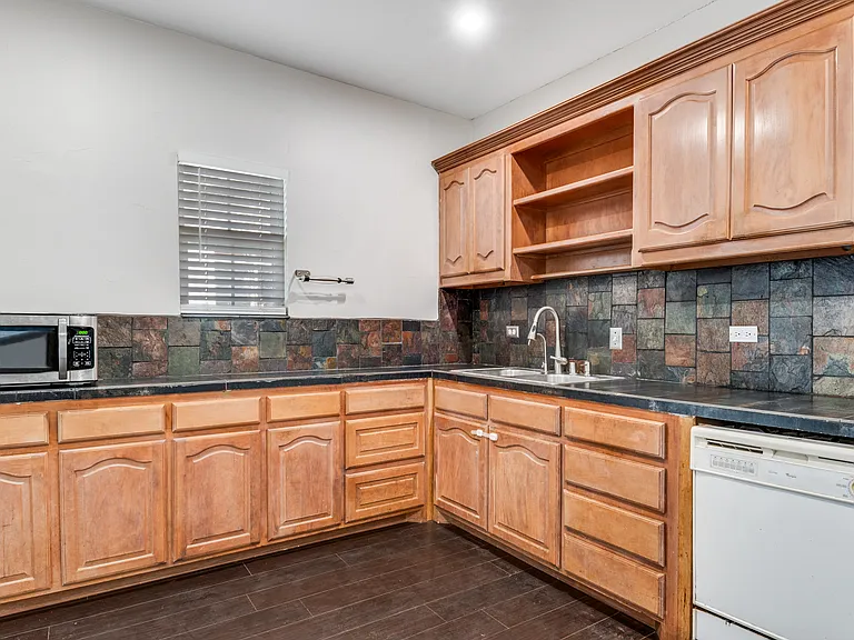 616 Wayne St — Photo 8