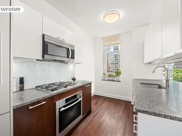 100 Riverside Boulevard image 4 of 10