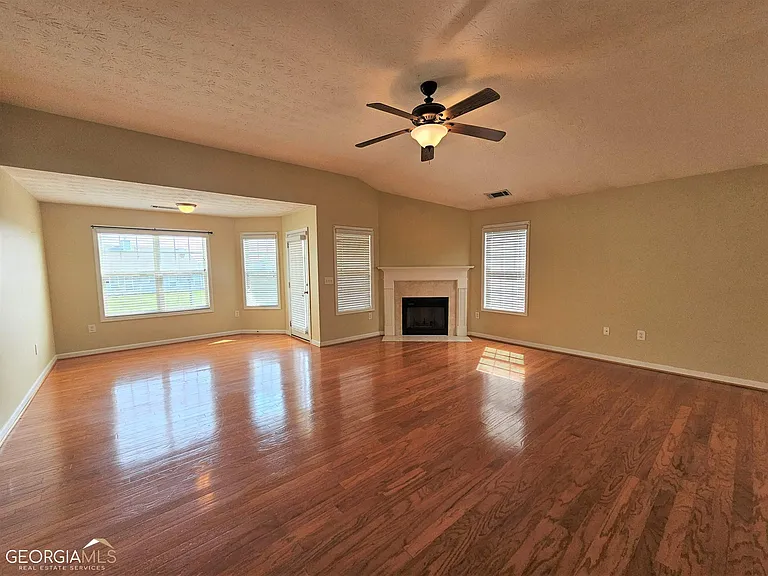 45 Manchester Ln — Photo 4